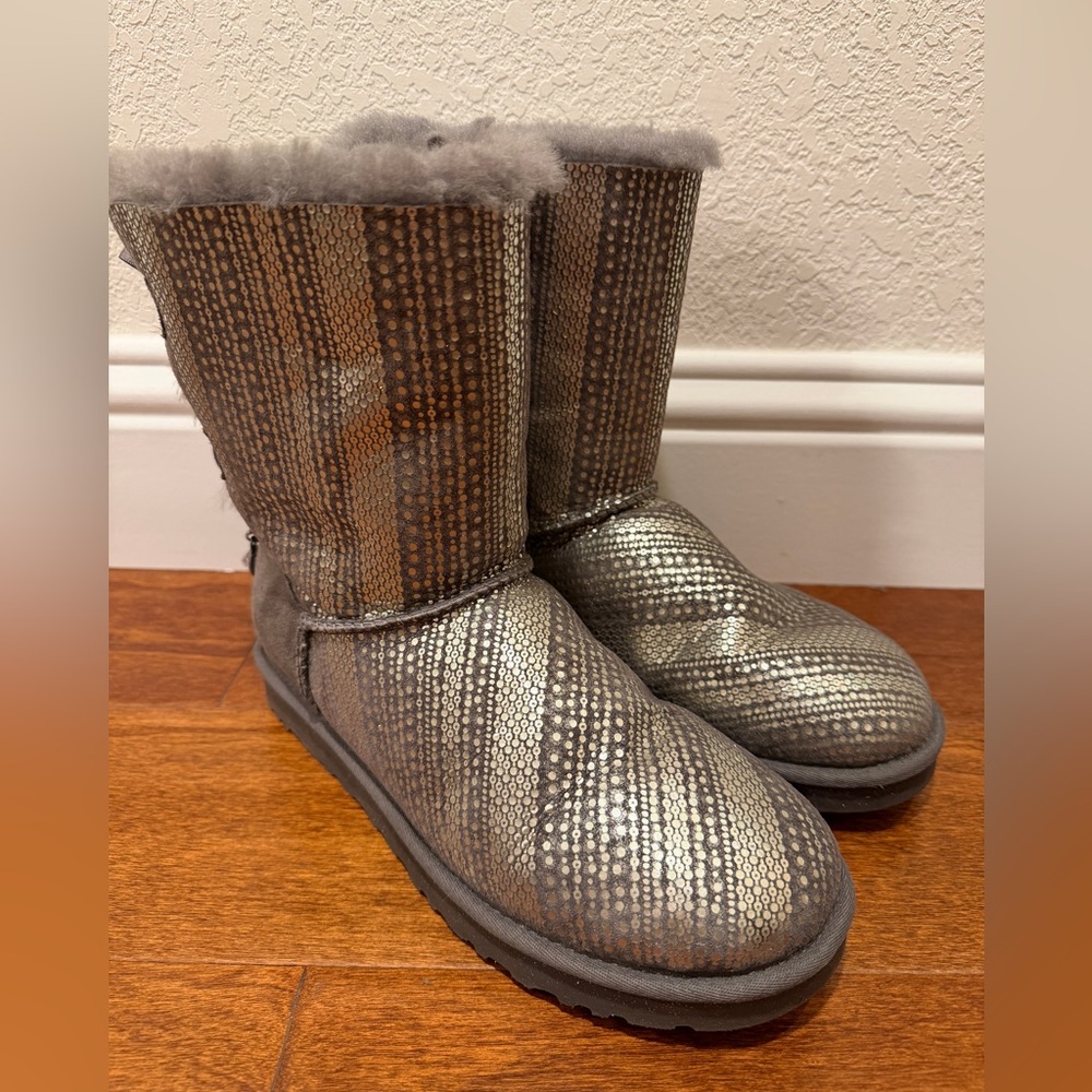 ❤️❤️❤️SOLD!!!❤️❤️❤️UGG Metallic Gray Winter Boots